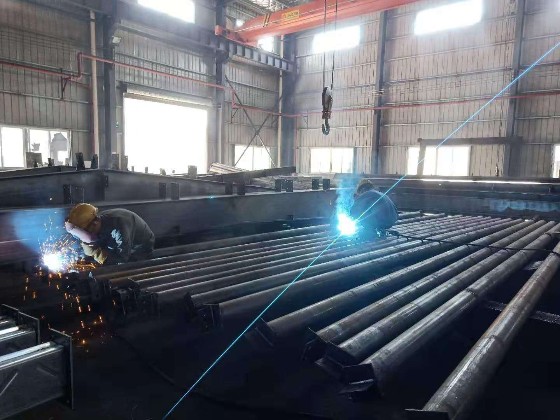 天譜安人在車間加班加點(diǎn)趕出口鋼結(jié)構(gòu)廠房